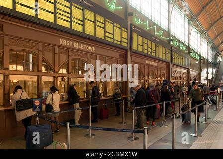 21.10.2018, Breslau, Niederschlesien, Polen - Ticketverkauf für internationale PKP-Intercity-Züge in der Breslauer Glowny-Bahn. 00A181021D055CAROEX Stockfoto
