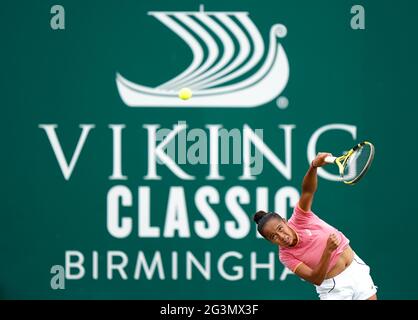 Die kanadische Leylah Fernandez ist während des vierten Tages der Viking Classic im Edgbaston Priory Club in Birmingham gegen die tunesische Ons Jabeur im Einsatz. Bilddatum: Donnerstag, 17. Juni 2021. Stockfoto