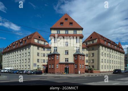 05.05.2021, Dresden, Deutschland - die Wohnsiedlung Roemmler-Haueser am Bischofsplatz in Dresden-Neustadt. Kleine Wohngenossenschaft, erbaut 1913-1914 Stockfoto