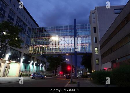 '08.06.2020, Berlin, Deutschland - Brücke, die zwei Gebäude des Staatlichen Strafverfolg Berlin verbindet. 00S200608D145CAROEX.JPG [MODELLVERSION: N Stockfoto