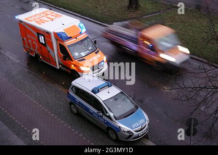 '06.01.2021, Berlin, Berlin, Deutschland - Berliner Feuerwehrwagen und Polizeiwagen im Einsatz. 00S210106D412CAROEX.JPG [MODEL RELEASE: NO, PROPERTY RE Stockfoto