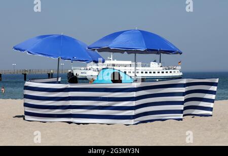 17. Juni 2021, Mecklenburg-Vorpommern, Kühlungsborn: Urlauber genießen das warme Sommerwetter an der Ostsee. Foto: Bernd Wüstneck/dpa-Zentralbild/dpa Stockfoto