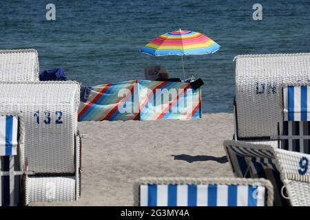 17. Juni 2021, Mecklenburg-Vorpommern, Kühlungsborn: Urlauber genießen das warme Sommerwetter an der Ostsee. Foto: Bernd Wüstneck/dpa-Zentralbild/dpa Stockfoto