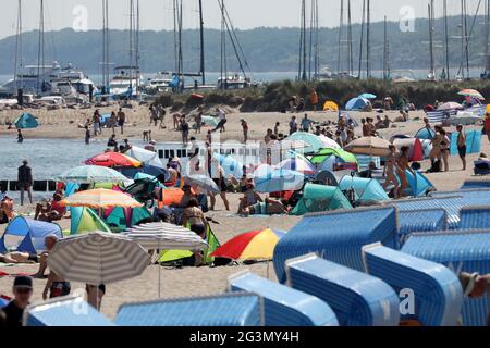 17. Juni 2021, Mecklenburg-Vorpommern, Kühlungsborn: Urlauber genießen das warme Sommerwetter an der Ostsee. Foto: Bernd Wüstneck/dpa-Zentralbild/dpa Stockfoto