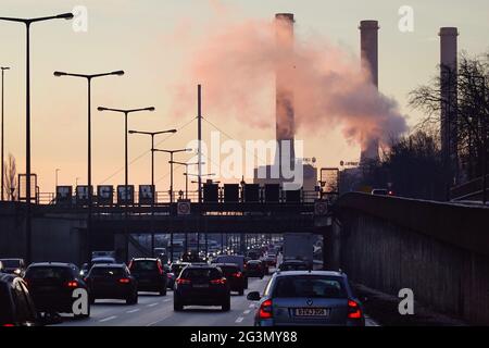 '15.02.2021, Berlin, , Deutschland - Autos auf der A100 vor den rauchenden Schornsteinen der KWK-Anlage Wilmersdorf. 00S210215D976CAROEX.JPG [MOD Stockfoto