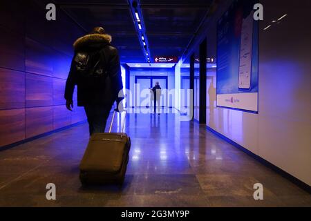 '17.02.2021, Schönefeld, Brandenburg, Deutschland - Passagiere des Berlin-Brandenburg International Airport BER auf dem Weg an Bord. 00S210217D993CAROEX Stockfoto