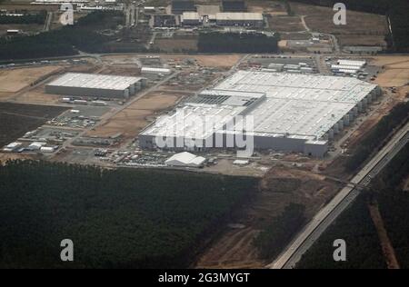 '28.03.2021, Grünheide, Brandenburg, Deutschland - Luftbild: Baustelle des Tesla Gigafactory Berlin-Brandenburg. 00S210328D1301CAROEX.JPG Stockfoto