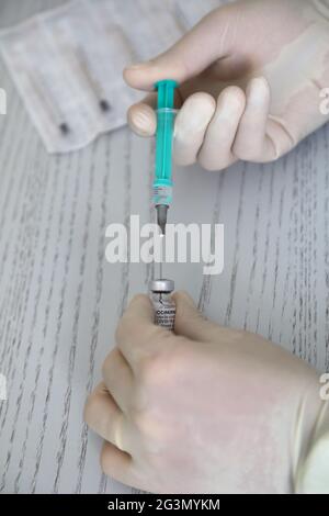 '21.04.2021, Berlin, , Deutschland - Impfstoff von BioNTech/Pfizer wird in eine Spritze gezogen. 00S210421D915CAROEX.JPG [MODELLVERSION: NEIN, EIGENTUMSFREIGABE: N Stockfoto
