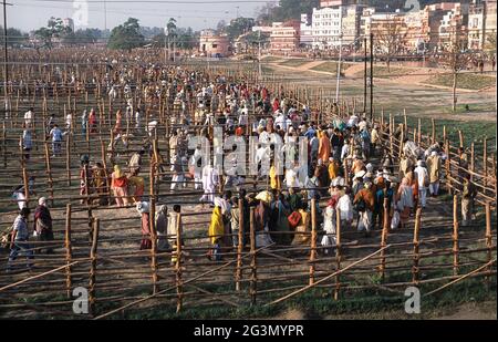 '13.04.2014, Haridwar, Uttarakhand, Indien - Massen von Pilgern auf ihrem Weg zum heiligen Ganges während des religiösen Hindu-Festivals Purna Kumbh Mela. 0 Stockfoto