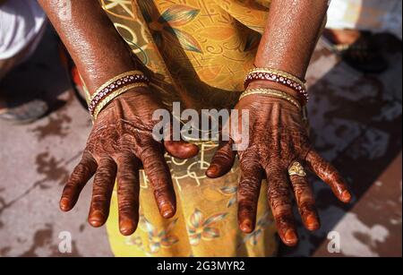 '13.04.2014, Haridwar, Uttarakhand, Indien - traditionelle Henna-Malerei auf den Händen einer Frau während des hinduistischen religiösen Festivals von Purna Kumbh Mela. 0SL Stockfoto