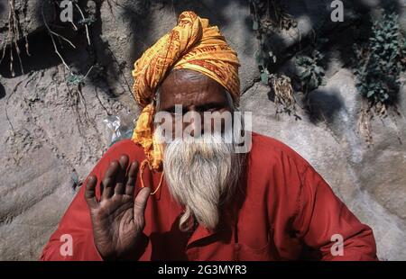 '13.04.2014, Haridwar, Uttarakhand, Indien - ein alter bärtiger heiliger Mann (Sadhu), der einen Turban trägt, posiert für ein Foto beim hinduistischen religiösen Fest Purna K Stockfoto