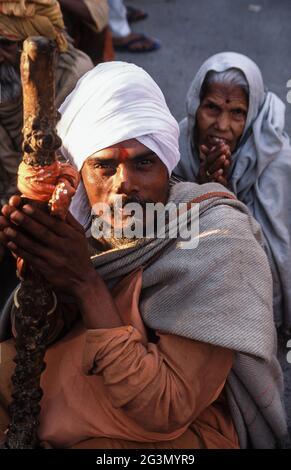 13.04.2014, Haridwar, Uttarakhand, Indien - zwei Pilger beten am Straßenrand während des hinduistischen religiösen Festivals Purna Kumbh Mela. 0SL100313D0 Stockfoto