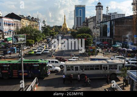 '31.10.2013, Yangon, , Myanmar - EIN Blick von oben auf den täglichen Verkehr entlang der Sule Pagoda Road und dem Sule Square im Stadtzentrum des ehemaligen Capita Stockfoto