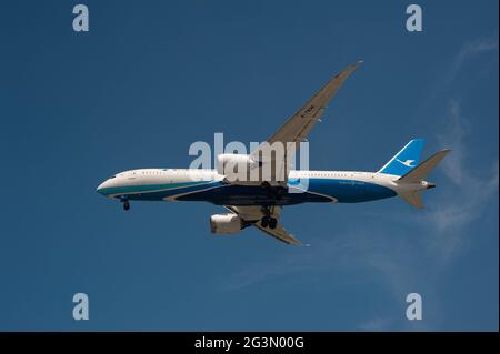 '07.04.2021, Singapur, , Singapur - EIN Passagierflugzeug der Xiamen Air vom Typ Boeing 787-9 Dreamliner mit der Registrierung B-7836 auf dem Anflug auf Changi I Stockfoto