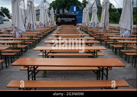 '23.06.2019, München, Bayern, Deutschland - leere Bänke und Tische in einem geschlossenen Biergarten im Olympiapark. 0SL190623D007CAROEX.JPG [MODELLVERSION: Stockfoto