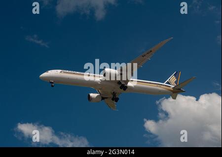 '07.04.2021, Singapur, , Singapur - EIN Passagierflugzeug der Singapore Airlines vom Typ Boeing 787-10 Dreamliner mit der Registrierung 9V-SCM auf dem Anflug auf Stockfoto