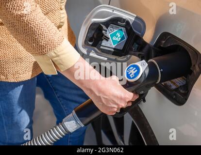 '31.03.2021, Herten, Nordrhein-Westfalen, Deutschland - Wasserstoffauto betankt H2-Wasserstoff an einer H2-Wasserstoff-Tankstelle, Presseveranstaltung auf der H2 fil Stockfoto