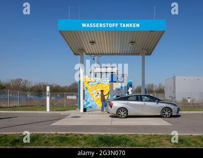 '31.03.2021, Herten, Nordrhein-Westfalen, Deutschland - Wasserstoffauto betankt H2-Wasserstoff an einer H2-Wasserstoff-Tankstelle, Presseveranstaltung auf der H2 fil Stockfoto