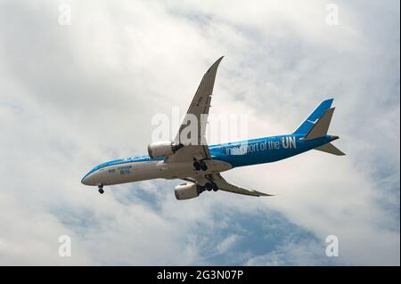 '26.05.2021, Singapur, , Singapur - EIN Passagierflugzeug der Xiamen Air vom Typ Boeing 787-9 Dreamliner in spezieller UN-Lackierung und Registrierung B-I356 Stockfoto