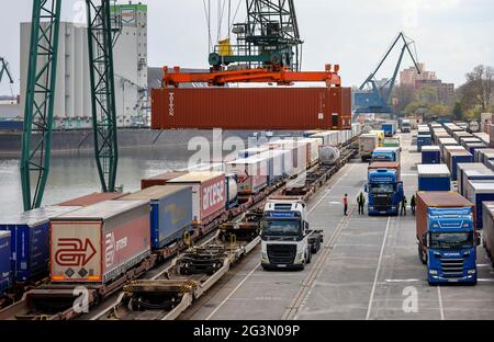 '13.04.2021, Köln, Nordrhein-Westfalen, Deutschland - Hafen Köln Niehl, kombinierter Transport und Umschlag, Containerlagerung am Container ter Stockfoto