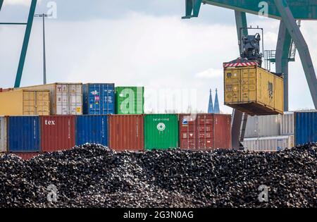 '13.04.2021, Köln, Nordrhein-Westfalen, Deutschland - Hafen Köln Niehl, Containerlager am Containerterminal, Hafenkran heben enthalten Stockfoto