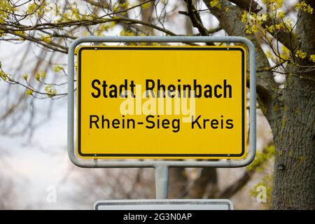 '16.04.2021, Rheinbach, Nordrhein-Westfalen, Deutschland - Ortsschild Rheinbach, Rhein-Sieg-Kreis, Rheinbach nimmt an der Corona-Studie von Hendrik Teil Stockfoto