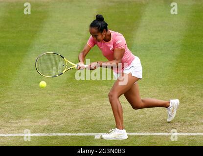 Die kanadische Leylah Fernandez ist während des vierten Tages der Viking Classic im Edgbaston Priory Club in Birmingham gegen die tunesische Ons Jabeur im Einsatz. Bilddatum: Donnerstag, 17. Juni 2021. Stockfoto