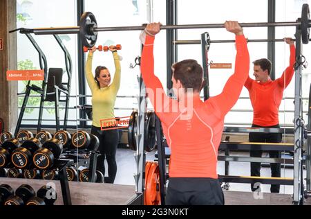 '21.05.2021, Essen, Nordrhein-Westfalen, Deutschland - Fitnesstraining in Zeiten der Corona-Pandemie freuen sich Veronika und John nach der langen Zeit Stockfoto