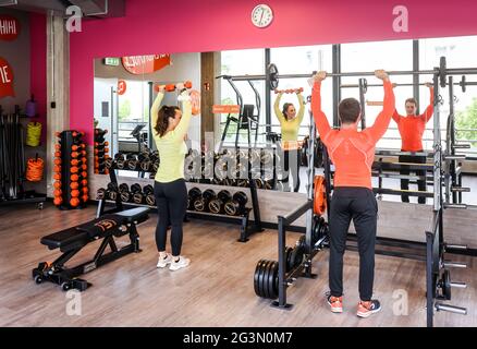 '21.05.2021, Essen, Nordrhein-Westfalen, Deutschland - Fitnesstraining in Zeiten der Corona-Pandemie freuen sich Veronika und John nach der langen Zeit Stockfoto