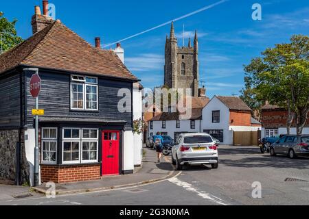 Blick auf die Cannon Street in Richtung All Saints Church, Lydd, Kent, Romney Marsh, England, VEREINIGTES KÖNIGREICH. Stockfoto