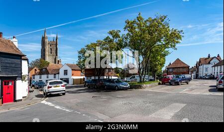 Blick auf die Cannon Street in Richtung All Saints Church, Lydd, Kent, Romney Marsh, England, VEREINIGTES KÖNIGREICH. Stockfoto