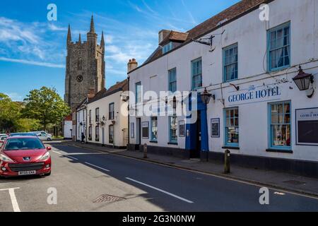 Hight Street in der Nähe des George Hotels mit Blick auf die All Saints Church, Lydd, Kent, Romney Marsh, England, VEREINIGTES KÖNIGREICH. Stockfoto