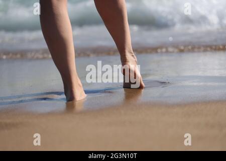 Frau geht auf See, ein Teil des Körpers genießt die Zeit am Strand Stockfoto