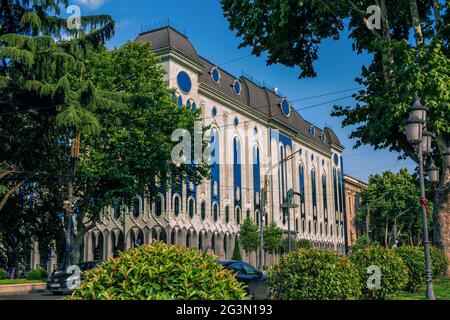 Tiflis, Georgien – 19. Juli 2019: Sommer-Stadtbild mit schöner Architektur und üppigem Laub – Blick auf das georgianische Museum der Schönen Künste Gebäude. Stockfoto