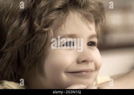 Porträt eines niedlichen kleinen Jungen lächelnd Stockfoto