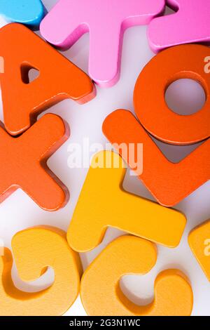 Bunte Buchstabenblöcke, die zufällig auf Weiß verteilt sind Stockfoto