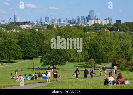 Blick über das Zentrum von London im Sommer vom Primrose Hill aus Stockfoto