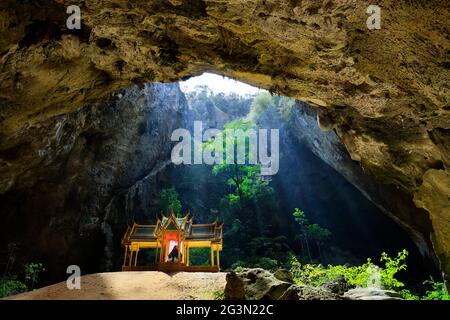 Die Höhle Phraya Nakhon befindet sich im Khao Sam ROI Yot Nationalpark in Prachuap Khiri Khan Stockfoto