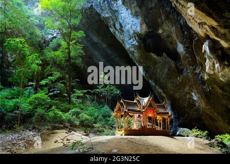 Die Höhle Phraya Nakhon befindet sich im Khao Sam ROI Yot Nationalpark in Prachuap Khiri Khan Stockfoto