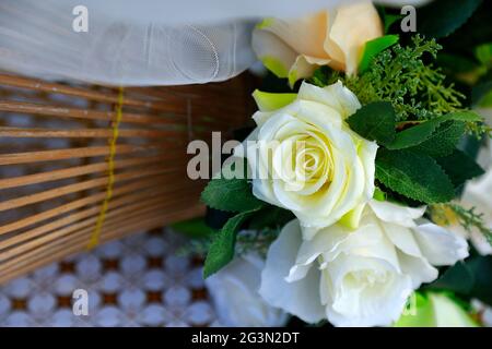 Weißer Rosenstrauß für Hochzeitszeremonie Stockfoto