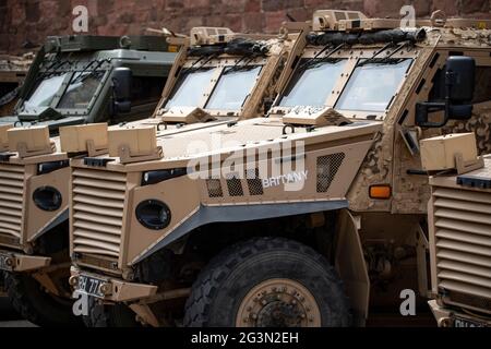 Fort George, Inverness, Schottland, Großbritannien. 13. Juni 2021. Im Bild: Der Force Protection Ocelot ist ein britisches gepanzertes Fahrzeug, das den britischen Snatch Land Rover durch britische Streitkräfte ersetzt hat. Es erhielt den Dienstnamen Foxhound, in Übereinstimmung mit den Hundenamen, die anderen gepanzerten Fahrzeugen mit Rädern im aktuellen britischen Einsatz wie Mastiff, Wolfhound und Ridgeback, die alle Varianten des Cougar sind, gegeben wurden. Das Ziel beim Ersetzen des Snatch Land Rover war es, den Schutz des Personals vor improvisierten Sprengstoffen (IEDs) zu verbessern, die am Eingang des Forts zu sehen sind. Szenen aus Fort Geor Stockfoto