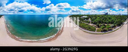 Schöner 360 Grad Panoramablick auf die Bucht von Burgas und den Burgas Sea Garden, Bulgarien. Stockfoto