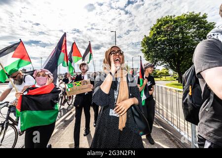 Manchester, Großbritannien. Juni 2021. Demonstranten marschieren während des protestmarsches mit Parolen und palästinensischen Flaggen.Demonstranten versammeln sich zu einem protestmarsch von Hulme zur Universität Manchester, nachdem sich Studenten aus Israel ausgetauscht hatten und die Schaffung von Waffen mit Graphene gefördert wurde. Kredit: SOPA Images Limited/Alamy Live Nachrichten Stockfoto