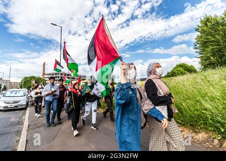 Manchester, Großbritannien. Juni 2021. Demonstranten marschieren während des protestmarsches mit Parolen und palästinensischen Flaggen.Demonstranten versammeln sich zu einem protestmarsch von Hulme zur Universität Manchester, nachdem sich Studenten aus Israel ausgetauscht hatten und die Schaffung von Waffen mit Graphene gefördert wurde. Kredit: SOPA Images Limited/Alamy Live Nachrichten Stockfoto