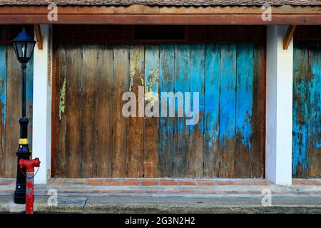 Holzfassade historischer Gebäude in der Straße des asiatischen Dorfes Stockfoto
