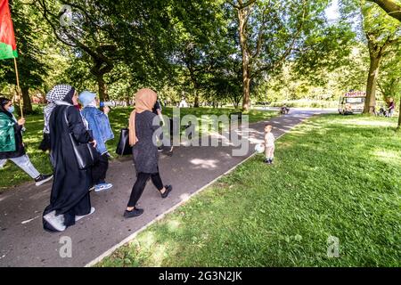 Manchester, Großbritannien. Juni 2021. Demonstranten marschieren während des protestmarsches mit Parolen und palästinensischen Flaggen.Demonstranten versammeln sich zu einem protestmarsch von Hulme zur Universität Manchester, nachdem sich Studenten aus Israel ausgetauscht hatten und die Schaffung von Waffen mit Graphene gefördert wurde. Kredit: SOPA Images Limited/Alamy Live Nachrichten Stockfoto