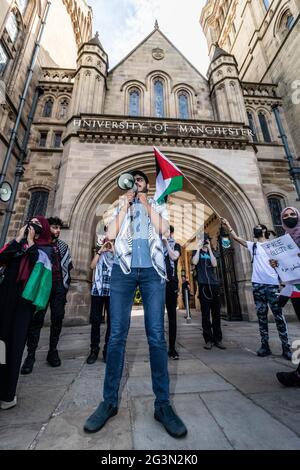 Manchester, Großbritannien. Juni 2021. Während des protestmarsches spricht ein Protestler mit anderen Demonstranten auf einem Megaphon.Demonstranten versammeln sich zu einem protestmarsch von Hulme zur Universität Manchester, nachdem sich Studenten aus Israel ausgetauscht hatten und die Schaffung von Waffen mit Graphene gefördert wurde. Kredit: SOPA Images Limited/Alamy Live Nachrichten Stockfoto