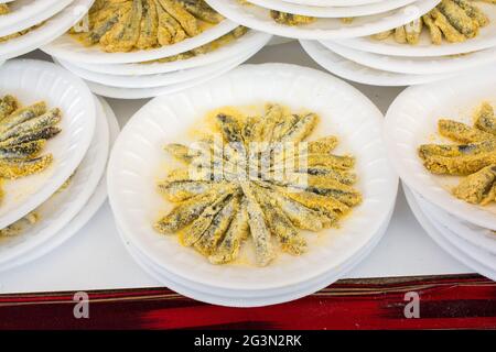 Set von Tellern mit gebratenem Sardellenfisch Stockfoto