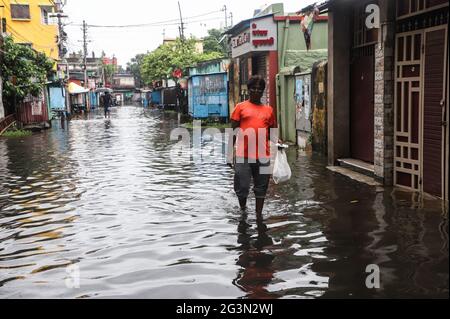 Kalkutta, Indien. Juni 2021. Aufgrund der starken Regenfälle in der Nacht wurden verschiedene Teile der Stadt am 17. Juni 2021 in Kalkutta, Indien, mit Wasser gefüllt. (Foto: Rajpratim Ray/Pacific Press/Sipa USA) Quelle: SIPA USA/Alamy Live News Stockfoto