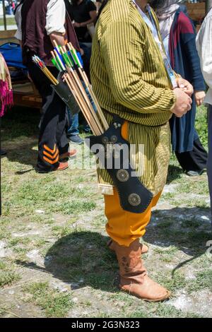 Alte Holzpfeile im Koffer Stockfoto